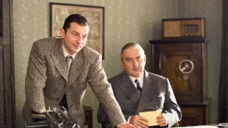 Devatenáct klavírů