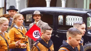 Devatenáct klavírů