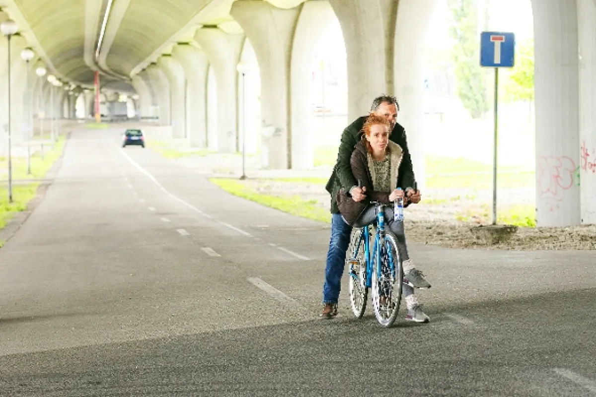 Muž so zajačími ušami (Muž se zaječíma ušima), 2020 - fotogaléria