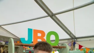 Peče celá Británie Junior IX