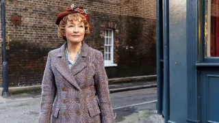 Paní Harrisová jede do Paříže