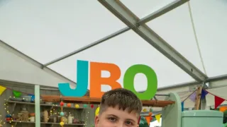 Peče celá Británie Junior IX