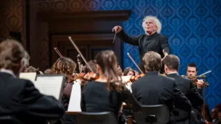 Sir Simon Rattle diriguje české a terezínské autory