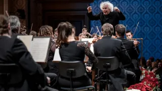 Sir Simon Rattle diriguje české a terezínské autory