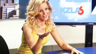 Na ulici po opici v žltých šatách