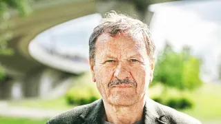 Muž so zajačími ušami