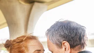 Muž so zajačími ušami