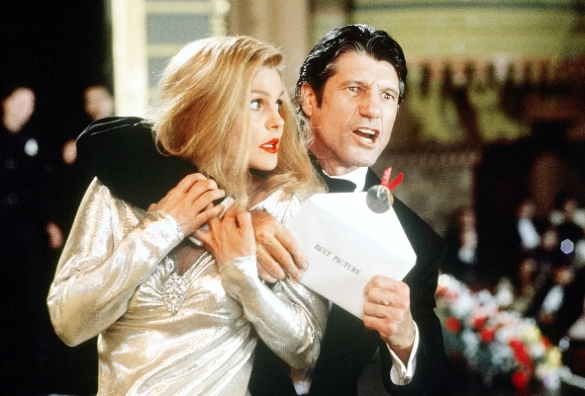 Bláznivá střela 33 1/3: Poslední trapas (Naked Gun 33 1/3: The Final Insult), 1994 - fotogaléria