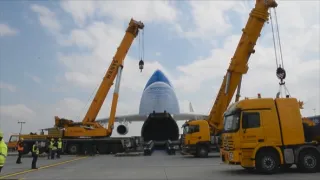 Nákladní kolosy v oblacích