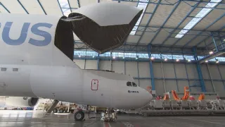 Nákladní kolosy v oblacích