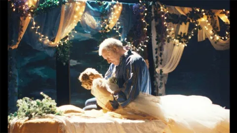 Před oponou, za oponou