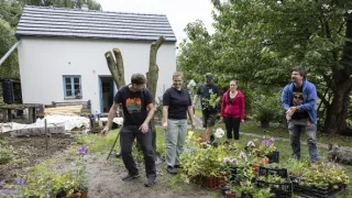 Tři v zahradě (1/8)