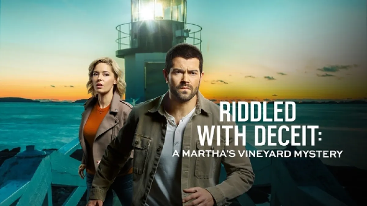 Záhady na ostrove: Krvavá brošňa (Riddled with Deceit: A Martha's Vineyard Mystery), 2020 - fotogaléria