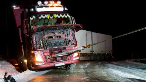 Záchrana na zledovatělé silnici VI (6)