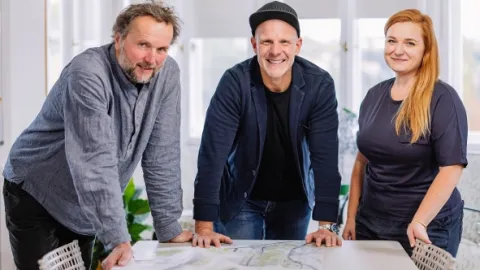 Tři v zahradě (3/8)