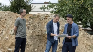 Tři v zahradě (4/8)