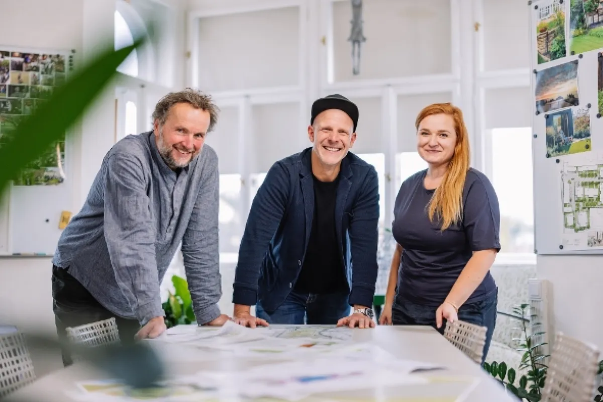 Tři v zahradě - fotogaléria