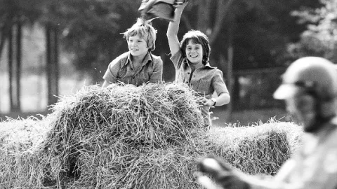 Neohlížej se, jde za námi kůň