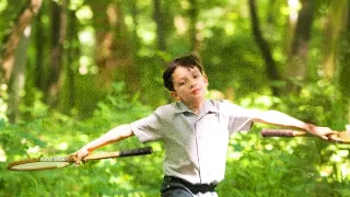 Chlapec v pruhovaném pyžamu