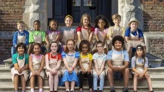 Peče celá Británie Junior VIII