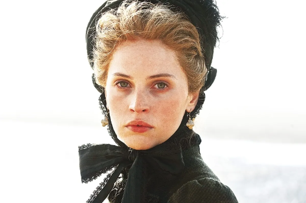 Vášeň mezi řádky (THE INVISIBLE WOMAN), 2013 - fotogaléria