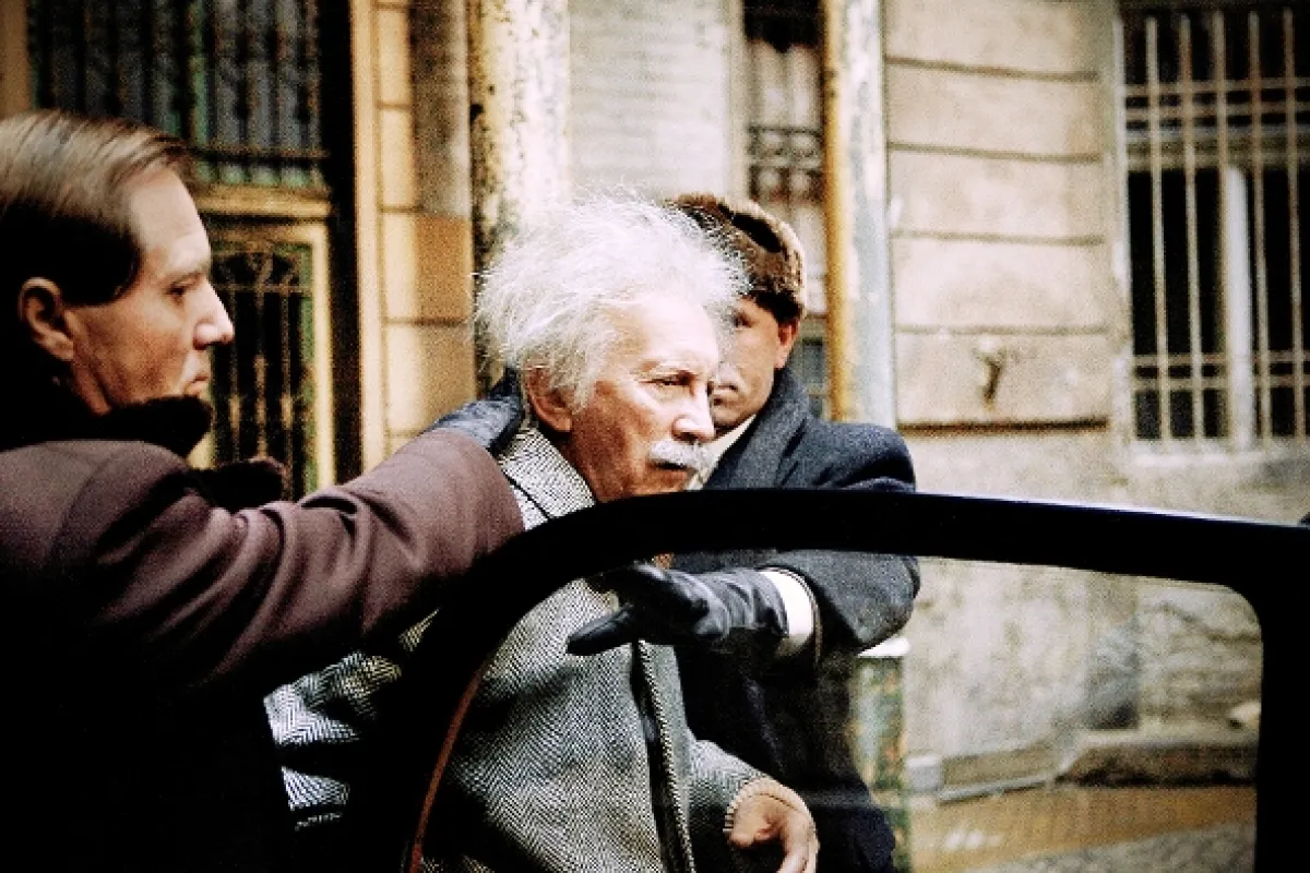 Storočný starček, ktorý vyliezol z okna a zmizol (The Hundred Year-Old Man Who Climbed Out of the Window and Disappeared), 2013 - fotogaléria