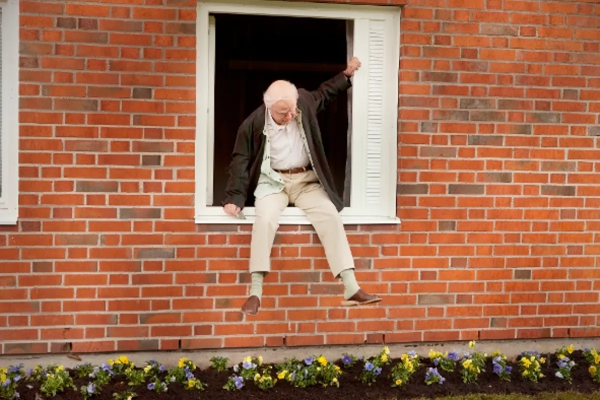 Storočný starček, ktorý vyliezol z okna a zmizol (The Hundred Year-Old Man Who Climbed Out of the Window and Disappeared), 2013 - fotogaléria