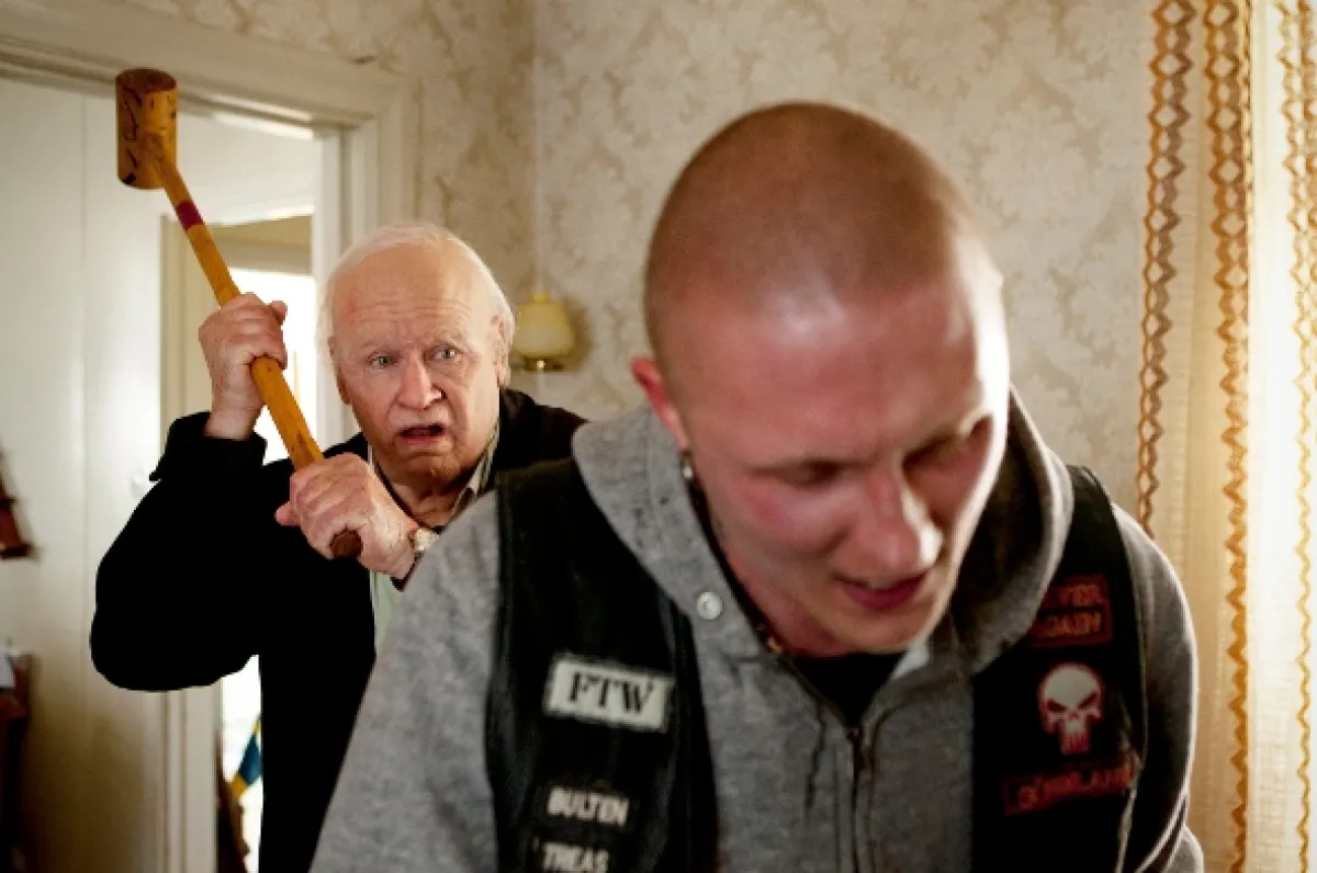 Storočný starček, ktorý vyliezol z okna a zmizol (The Hundred Year-Old Man Who Climbed Out of the Window and Disappeared), 2013 - fotogaléria
