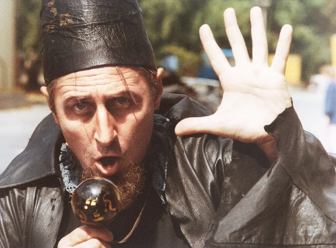 O zapomnětlivém černokněžníkovi (O ZAPOMNĚTLIVÉM ČERNOKNĚŽNÍKOVI), 1991 - fotogaléria