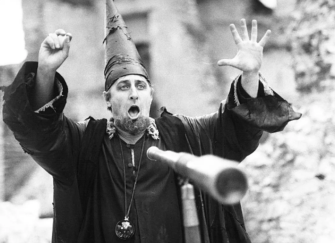 O zapomnětlivém černokněžníkovi (O ZAPOMNĚTLIVÉM ČERNOKNĚŽNÍKOVI), 1991 - fotogaléria