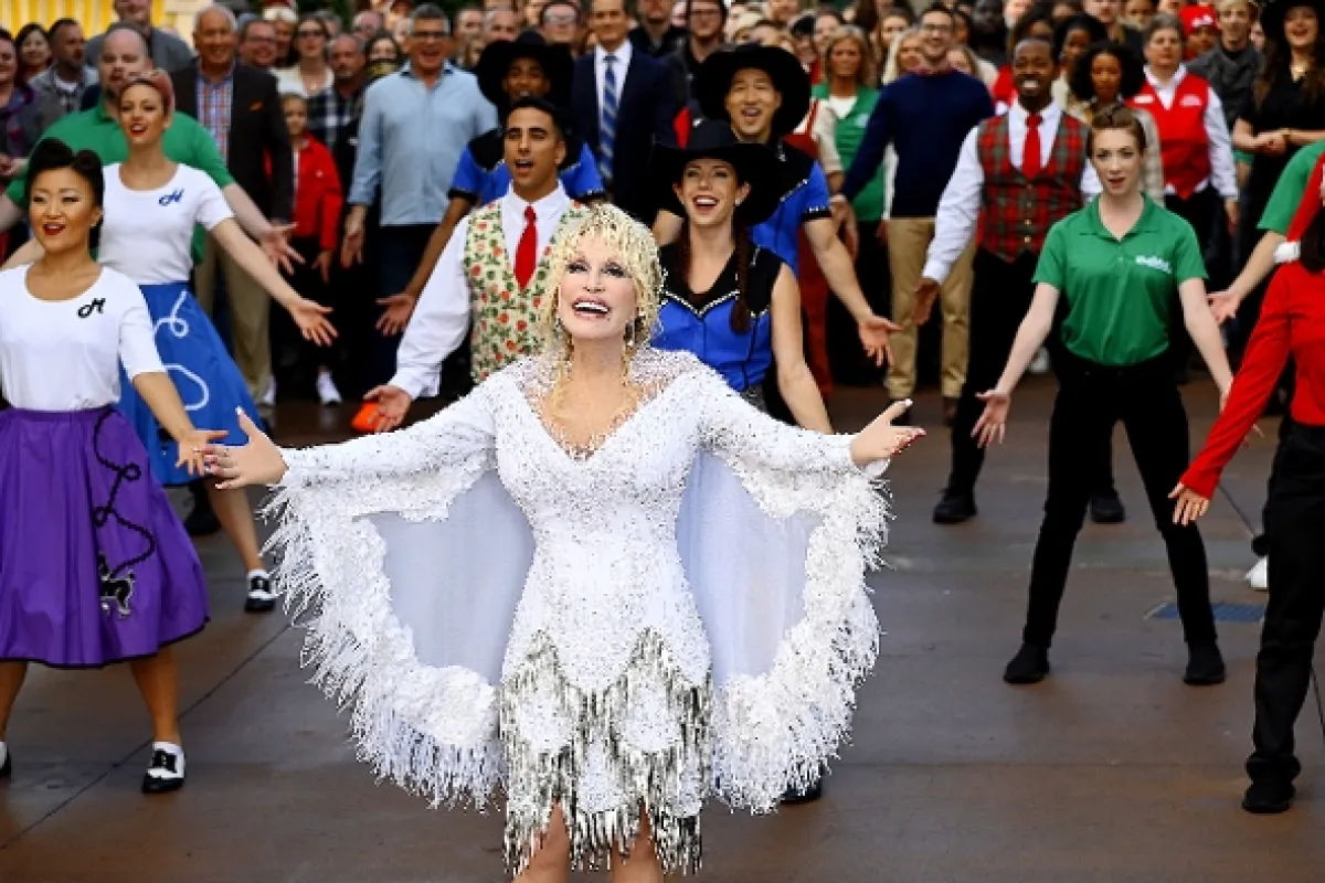 Magické Vianoce Dolly Partonovej (Dolly Parton’s Mountain Magic Christmas), 2022 - fotogaléria