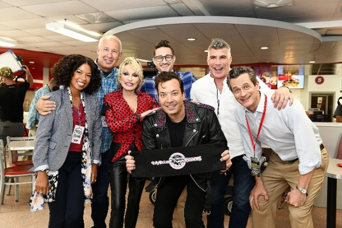 Magické Vianoce Dolly Partonovej (Dolly Parton’s Mountain Magic Christmas), 2022 - fotogaléria