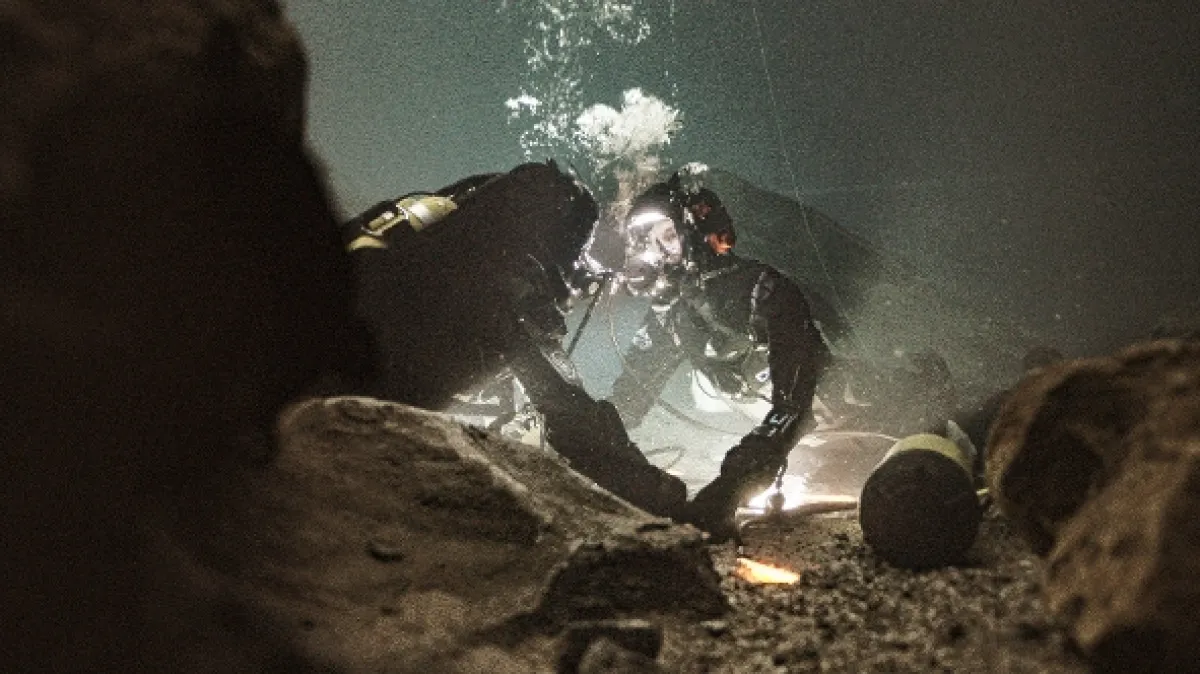 Uväznená pod hladinou (Breaking Surface), 2020 - fotogaléria