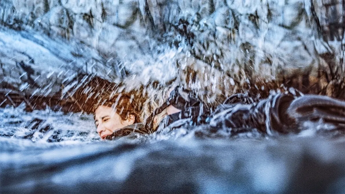 Uväznená pod hladinou (Breaking Surface), 2020 - fotogaléria