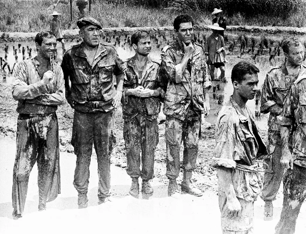 Stratená jednotka (Lost Command), 1966 - fotogaléria