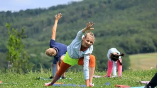 Jogínci sportují