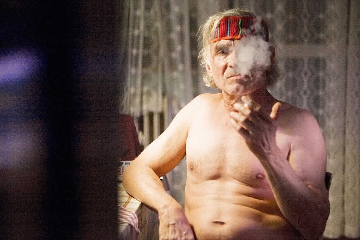 Muž so zajačími ušami (Muž se zaječíma ušima), 2020 - fotogaléria