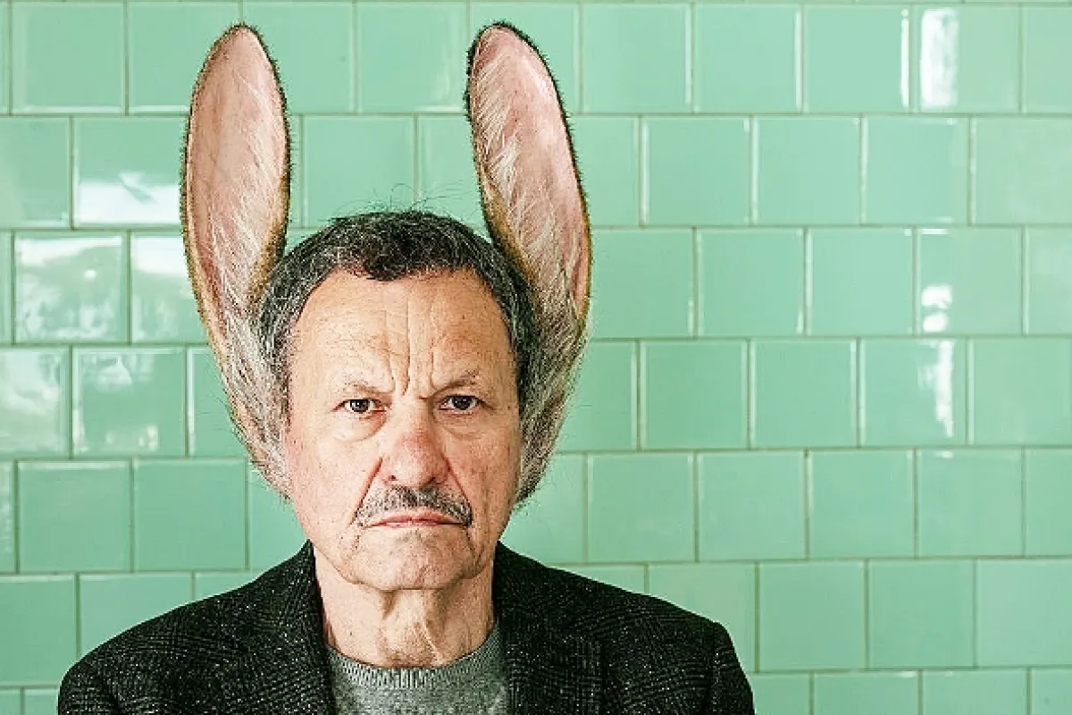 Muž so zajačími ušami (Muž se zaječíma ušima), 2020 - fotogaléria