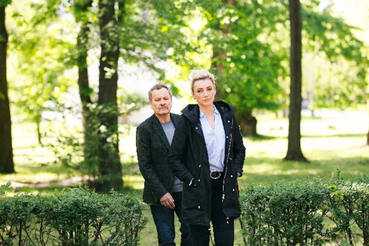 Muž so zajačími ušami (Muž se zaječíma ušima), 2020 - fotogaléria
