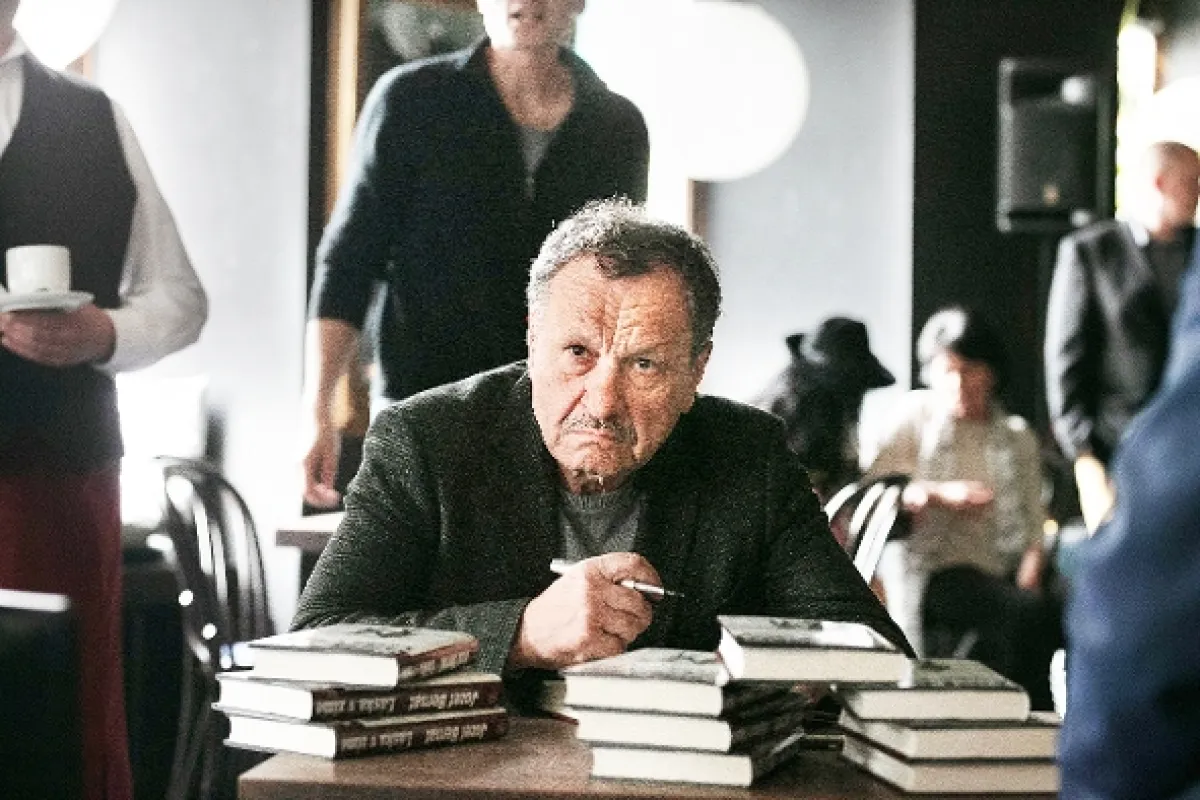 Muž so zajačími ušami (Muž se zaječíma ušima), 2020 - fotogaléria