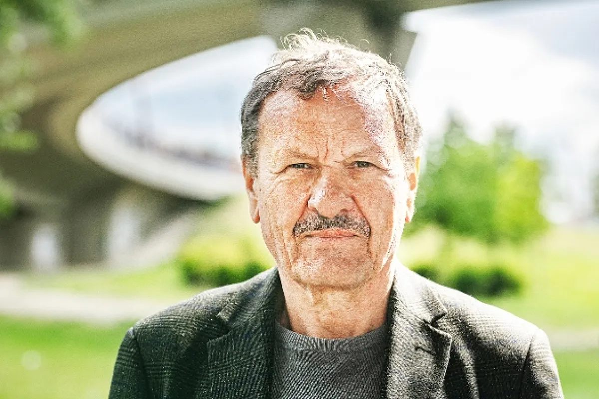 Muž so zajačími ušami (Muž se zaječíma ušima), 2020 - fotogaléria