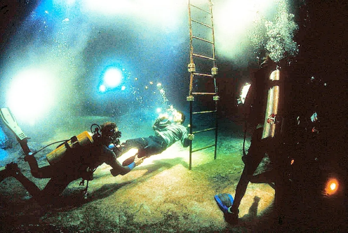 Sféra (Sphere), 1998 - fotogaléria