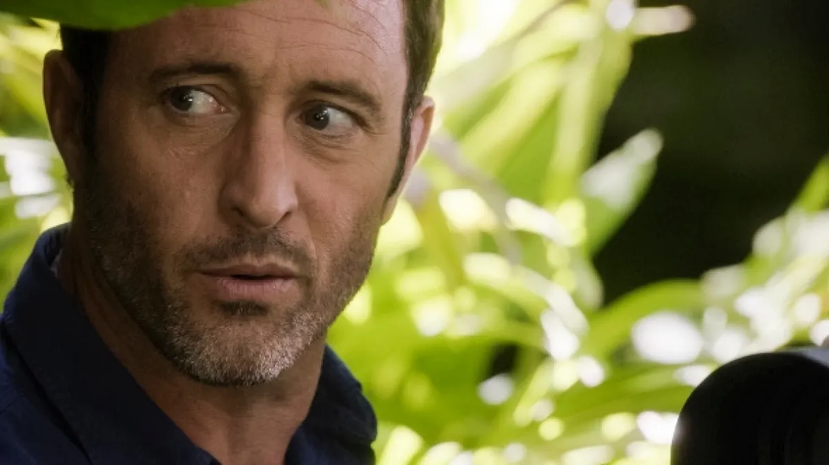 Hawaii 5.0 (Hawaii Five-0 X - Passing time obscures the past/Tiny is the flower, yet it scents the grasses around it), 2019 - fotogaléria