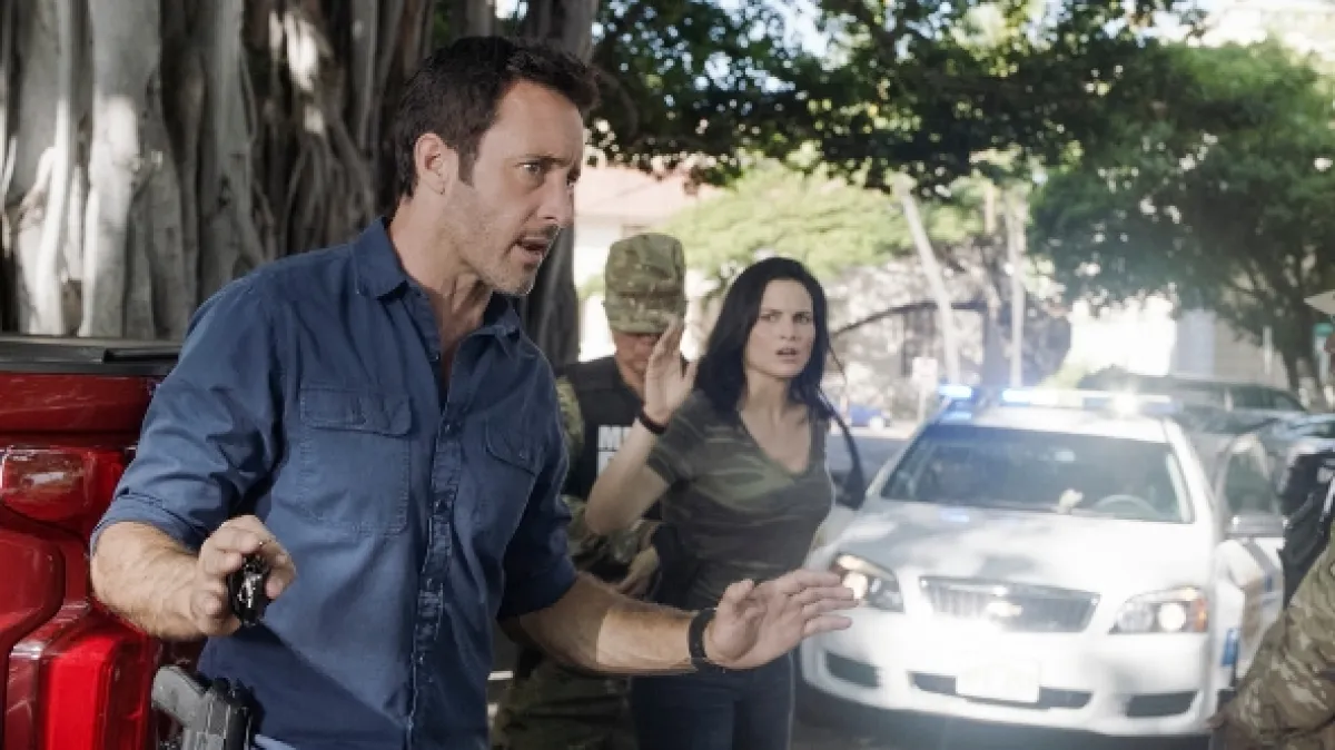 Hawaii 5.0 (Hawaii Five-0 X - Passing time obscures the past/Tiny is the flower, yet it scents the grasses around it), 2019 - fotogaléria