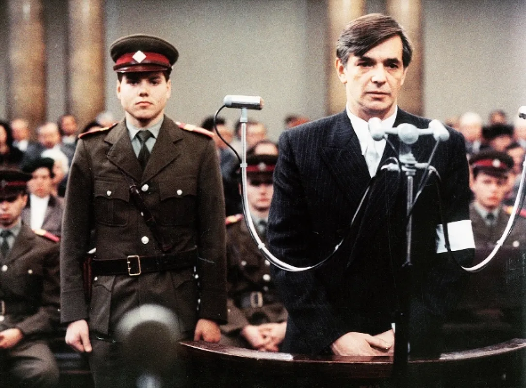 Jen o rodinných záležitostech (JEN O RODINNÝCH ZÁLEŽITOSTECH), 1990 - fotogaléria