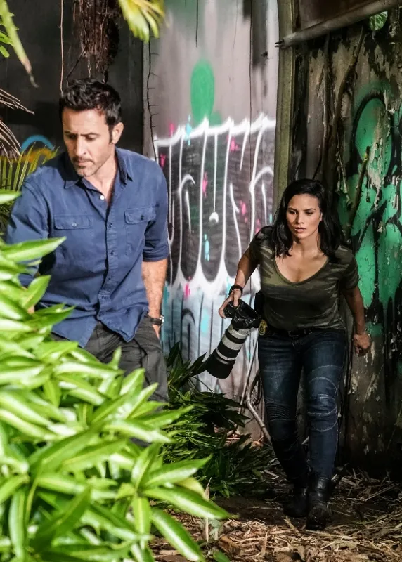 Hawaii 5.0 (Hawaii Five-0 X - Passing time obscures the past/Tiny is the flower, yet it scents the grasses around it), 2019 - fotogaléria