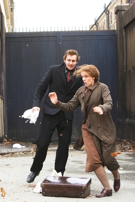 Veľký deň slečny Pettigrew (Miss Pettigrew Lives for a Day), 2008 - fotogaléria