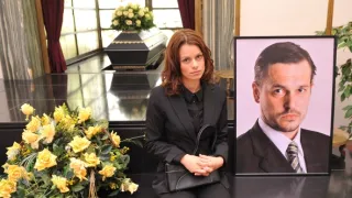 Okno do hřbitova