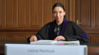Okno do hřbitova