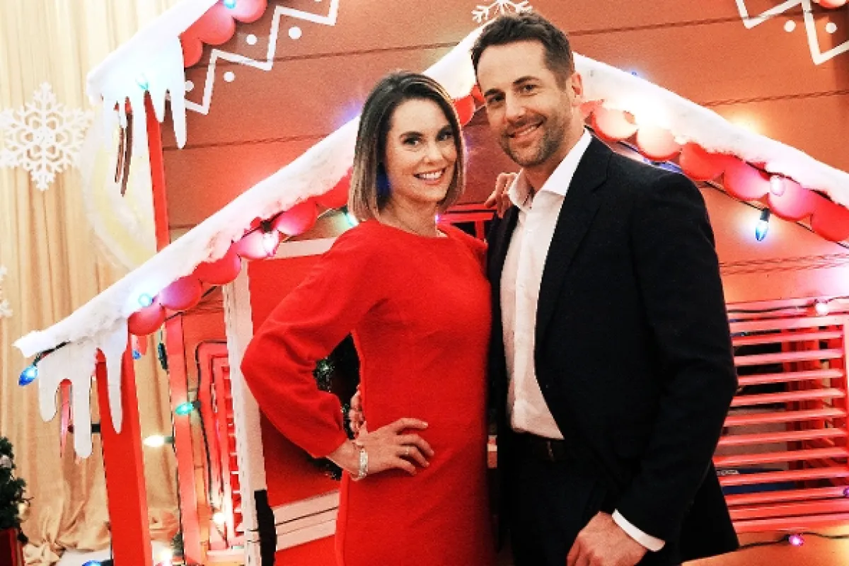Nelíbej muže ve vánočním svetru (Never Kiss a Man in a Christmas Sweater), 2020 - fotogaléria